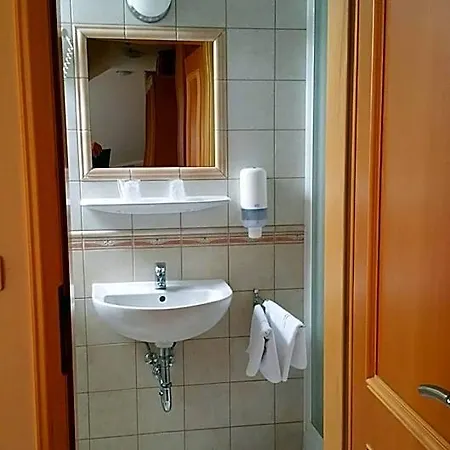 Vadaszkuert Panzio Bed & Breakfast Šoproň